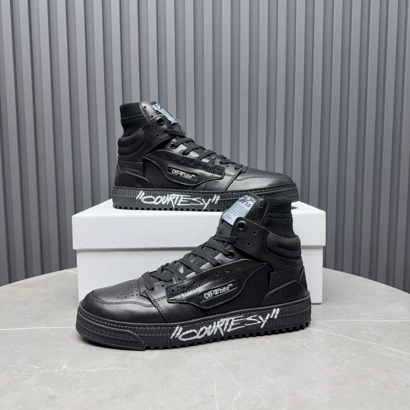 Men's shoes💰740 OFF WHITE ⚡️Couple style⚡️The latest spring style street casual shoes, released with the highest quality version on the market👊Series original mold opening, original lasting, production technology 1:1 original version➰🔜The best choice for more and more celebrities and Internet celebrities🔸In the classics Changes in the code🔸Innovate in the trend🔸Strive to break away from the shackles of bad street design🔝Although he is not the originator of fashion design, he is definitely a shining dark horse in avant-garde design🐴🆙Do not follow the trend🔅Not universal beauty🔅 Fabric💯First-layer cowhide Lining💯Imported skin-friendly and environmentally friendly polyester mesh Foot pads💯Original molded high-elastic environmentally friendly molding pads Midsole💯Made with original last-last technology Outsole💯Rubber outsole Packaging💯Official website synchronizes full set of packaging (brand wrapping paper, brand certificate, brand cloth bag) Code numbers 35-44, 45 46 Customized